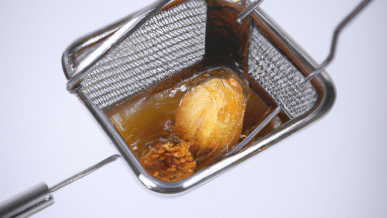 Imagem de couve-flor crocante e dourada cozida em uma airfryer. A couve-flor está cortada em floretes e é levemente temperada com sal e pimenta. A imagem mostra a textura crocante da couve-flor e o interior macio e fofo.