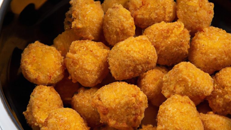 Imagem de uma coxa e sobrecoxa de frango crocantes cozidas em uma Airfryer. O frango é dourado e crocante, com pele crocante. O frango está em um prato, cercado por batatas fritas ou legumes.