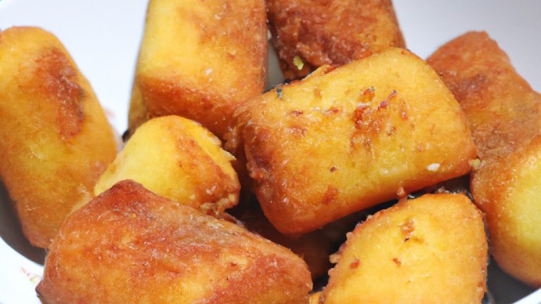 Imagem de coxas e sobrecoxas de frango douradas e crocantes cozidas em uma airfryer.