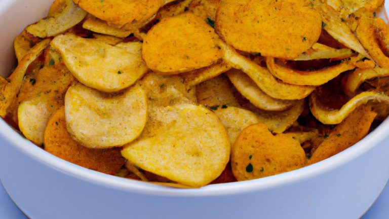 Uma imagem de Crisps De Abobrinha E Parmesão fritos, servidos em um prato branco. Os crisps são dourados e crocantes, e são polvilhados com queijo parmesão ralado.