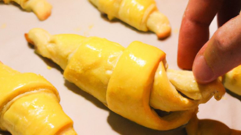 Uma imagem de croissants dourados e crocantes feitos na Airfryer, com o texto "Croissant de Massa de Pastel na Airfryer: Receita Fácil de Fazer" sobreposto.