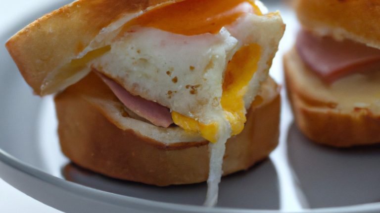 Imagem de um Croque Madame em uma Airfryer. O sanduíche é feito com duas fatias de pão branco, queijo Gruyère derretido, presunto e um ovo frito por cima.