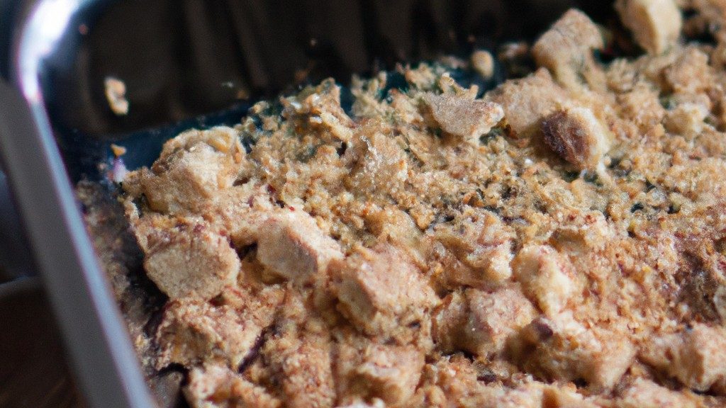 Foto de crumble de banana em ramequins na Airfryer. A cobertura crocante de paçoca é dourada e crocante, contrastando com o recheio de banana macia e caramelizada. O fundo da Airfryer é visível, indicando que o crumble foi cozido neste aparelho.