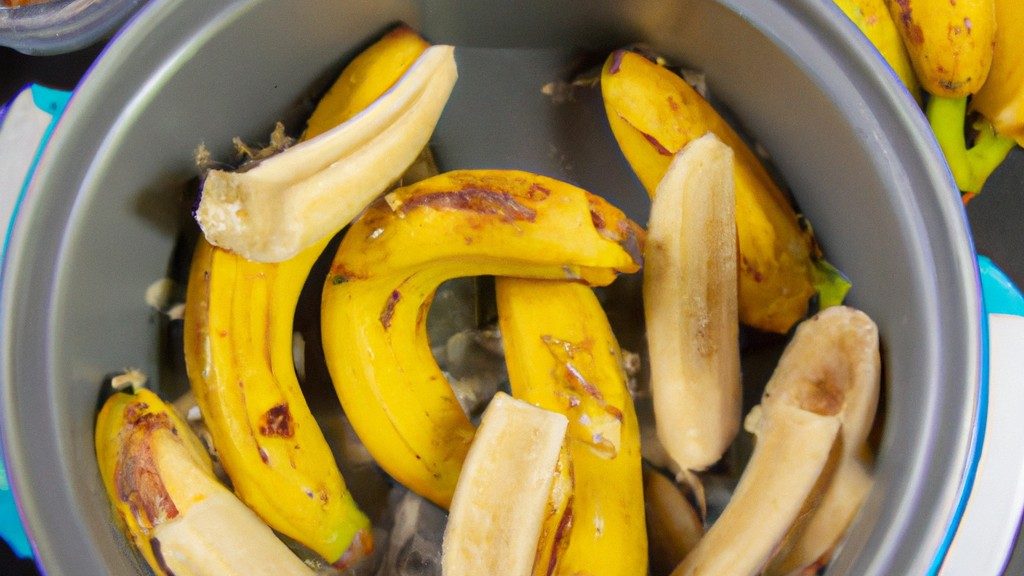Imagem de uma airfryer com uma porção de cuca de banana recém-assada dentro. A cuca está dourada e tem uma textura macia e fofa. Ao lado da airfryer, há uma tigela com os ingredientes usados para fazer a cuca, como farinha, açúcar, ovos e bananas.