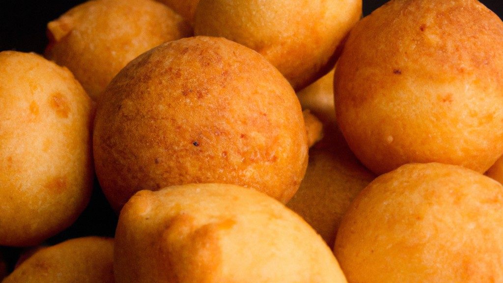 Imagem de cuecas viradas sendo preparadas em uma airfryer. A descrição alt é: Cuecas viradas crocantes e douradas cozidas em uma airfryer.