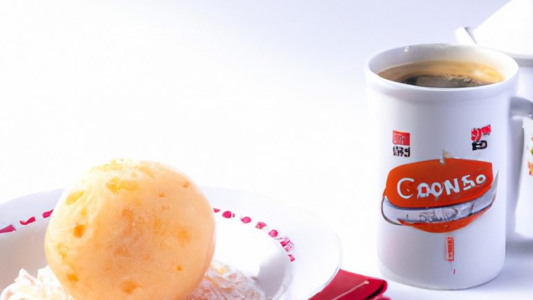 Imagem de uma caneca de cuscuz preparado na Airfryer, com uma garfo espetando um pedaço e uma colher ao lado. O cuscuz é dourado e fofo, com grãos bem definidos.