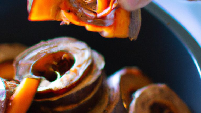 Imagem de uma assadeira redonda marrom clara contendo doce de abóbora em forma de círculo. A assadeira está sobre uma superfície de madeira escura, com uma toalha de prato branca dobrada ao lado.