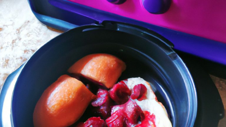 Imagem de um prato com pão doce, leite condensado e frutas na airfryer. O pão é dourado e tem uma textura crocante, enquanto as frutas são coloridas e suculentas. O leite condensado cria uma camada doce e cremosa sobre o pão.
