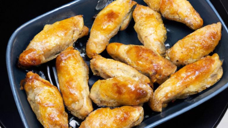 Imagem de um empadão de frango dourado e crocante cozido em uma Airfryer. O empadão é recheado com frango suculento, legumes e um molho cremoso.