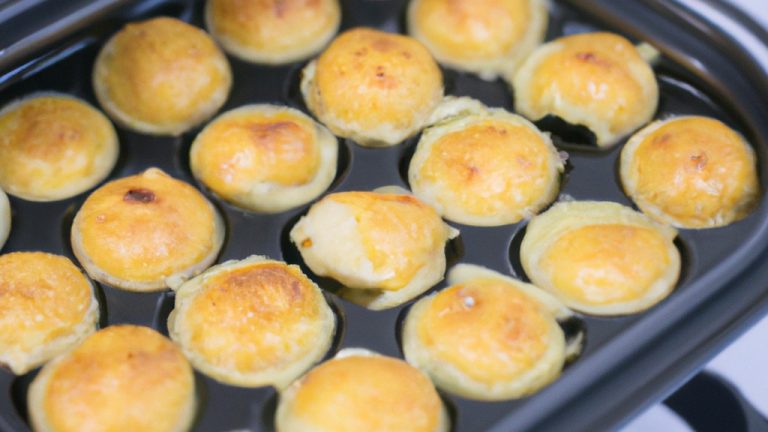 Imagem de empadinhas de leite condensado feitas na Airfryer, com crosta dourada e recheio cremoso. Essas empadinhas são fáceis de fazer e perfeitas para um lanche ou sobremesa rápida.