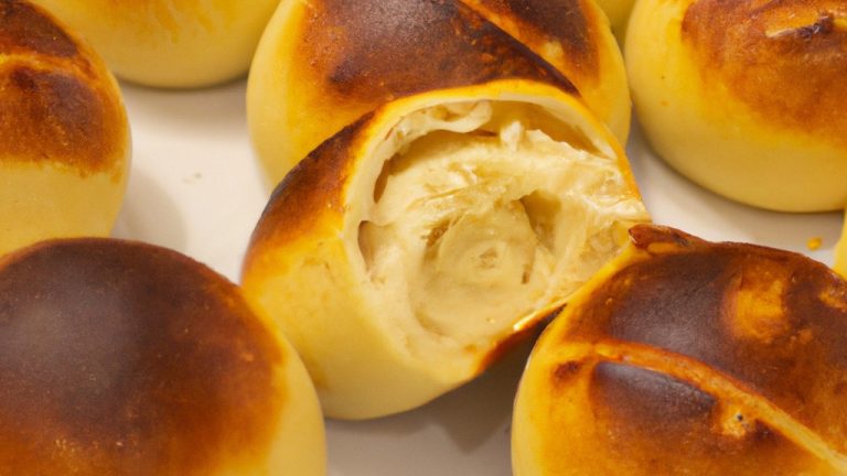 Imagem de enroladinhos de pão de forma fritos crocantes em uma airfryer. Os enroladinhos são recheados com queijo e presunto e polvilhados com sementes de gergelim.