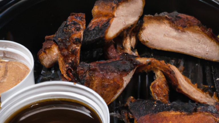 Imagem de entrecosto de porco grelhado com molho barbecue, cozido numa Airfryer. O entrecosto está dourado e caramelizado, e o molho barbecue é espesso e brilhante.