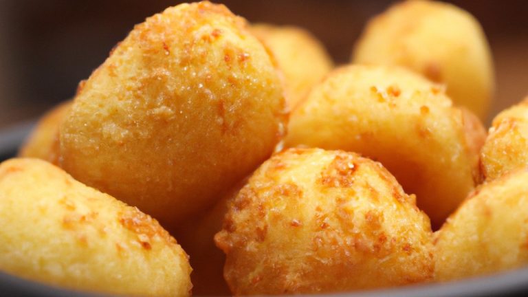 Uma imagem de entremeada cozida em uma Air Fryer. A carne é marrom dourada e crocante por fora, e suculenta e macia por dentro. Uma travessa com molho barbecue está ao lado da Air Fryer.