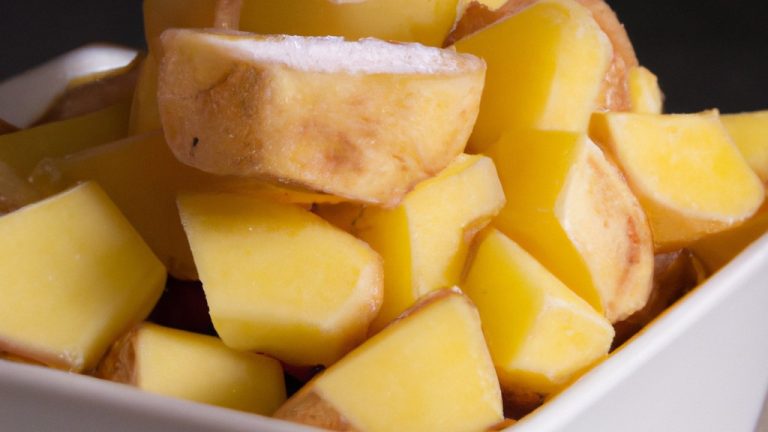 Imagem de um delicioso escondidinho de batata-doce feito na Airfryer. A batata-doce amassada forma a base, coberta por um cremoso purê de mandioca. No topo, uma farofa crocante feita com farinha de milho e temperos. O escondidinho é guarnecido com cebolinha picada e é servido em uma travessa.
