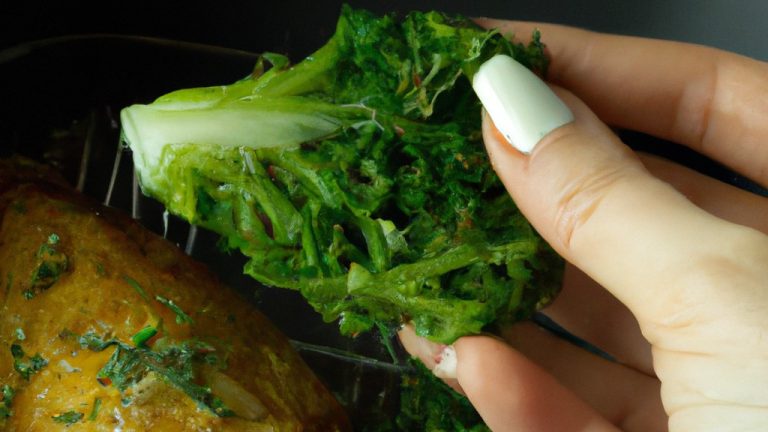 Imagem mostra um prato de escondidinho de couve-flor na airfryer. A couve-flor é gratinada e dourada, com um recheio cremoso à mostra. O prato é servido com arroz branco e brócolis cozidos no vapor.