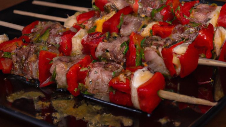 Imagem de espetinhos de carne grelhados na Airfryer, acompanhados de tomates e pimentões assados. Os espetinhos estão dourados e suculentos, enquanto os legumes estão macios e caramelizados. A imagem transmite o aroma e o sabor apetitosos do prato, sugerindo uma refeição rápida e saborosa.