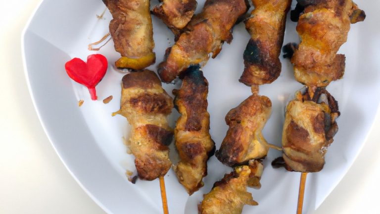 Espetinhos de coração de frango dourados e suculentos preparados na Airfryer. Os espetos de madeira são visíveis, com os corações empilhados firmemente. O fundo é escuro, criando um contraste atraente com os espetos.