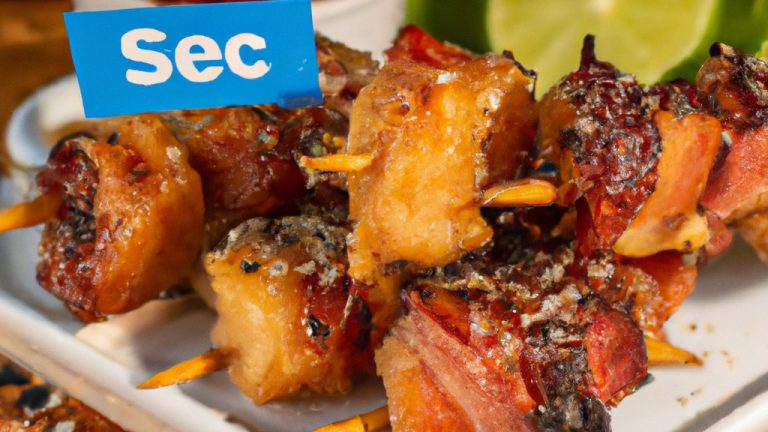 Imagem de espetinhos de frango e bacon grelhados na Airfryer. Os espetos estão dispostos em um prato, com uma tigela de molho ao lado. Os espetos são dourados e crocantes, e o bacon está caramelizado. O molho é cremoso e branco, com ervas verdes salpicadas por cima.