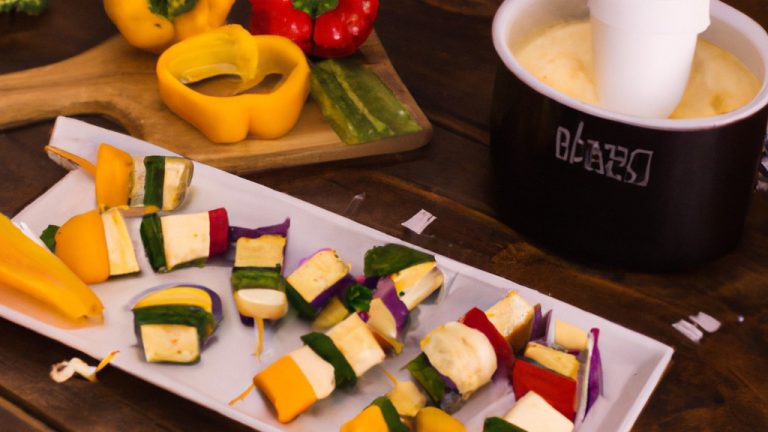 Imagem de espetinhos de legumes grelhados em uma Airfryer com queijo coalho derretido. Os legumes incluem abobrinha, pimentão vermelho, cebola e cogumelos. Os espetinhos são servidos em um prato com uma tigela de molho de tomate ao lado.