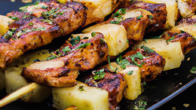 Imagem de espetinhos de alcatra grelhados em uma airfryer. Os espetinhos são dourados e suculentos, com pedaços de cebola e pimentão entre a carne.