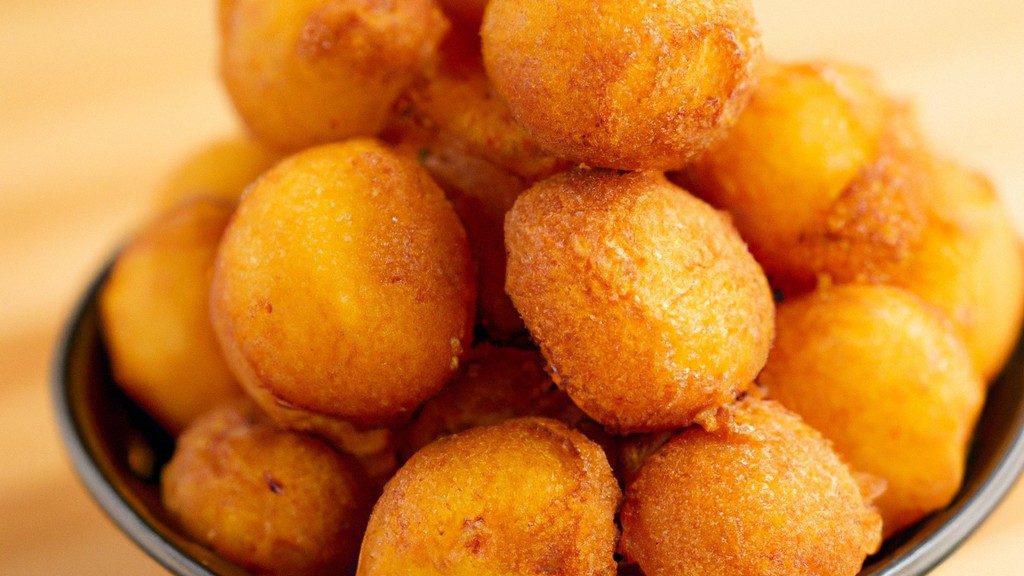 Fatias douradas crocantes e douradas, preparadas na Airfryer. As fatias de pão são cobertas com uma mistura de ovos, leite e especiarias, e fritas até ficarem crocantes por fora e macias por dentro. Servidas com manteiga e xarope de bordo, essas fatias douradas são um deleite matinal ou lanche doce perfeito.