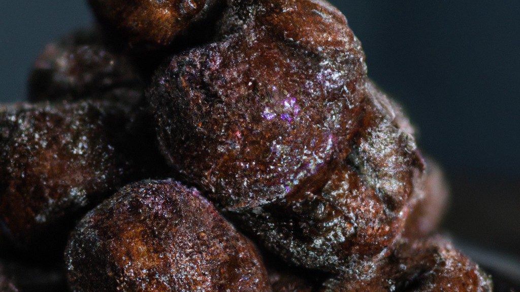 Imagem de um filé de cação assado e dourado na Airfryer, servido com limão e ervas frescas. O fundo tem uma tábua de cortar de madeira com ingredientes como pão ralado, farinha e temperos.