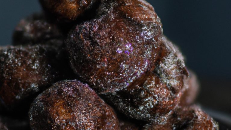 Imagem de um filé de cação assado e dourado na Airfryer, servido com limão e ervas frescas. O fundo tem uma tábua de cortar de madeira com ingredientes como pão ralado, farinha e temperos.