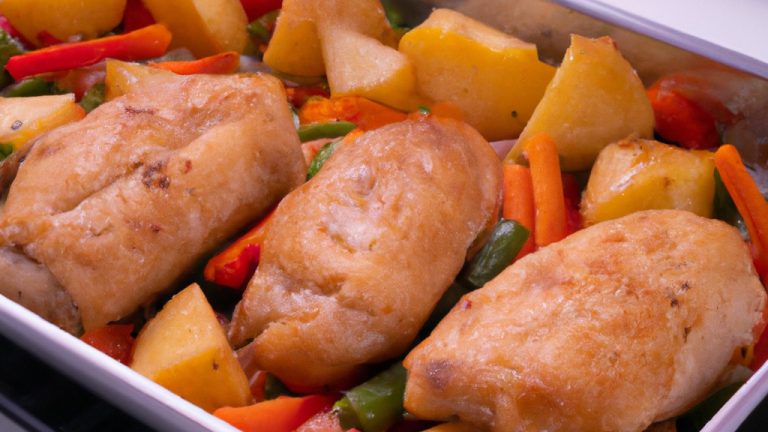 Imagem de filés de frango grelhados e legumes coloridos, como brócolis, cenouras e batatas, preparados em uma Airfryer.