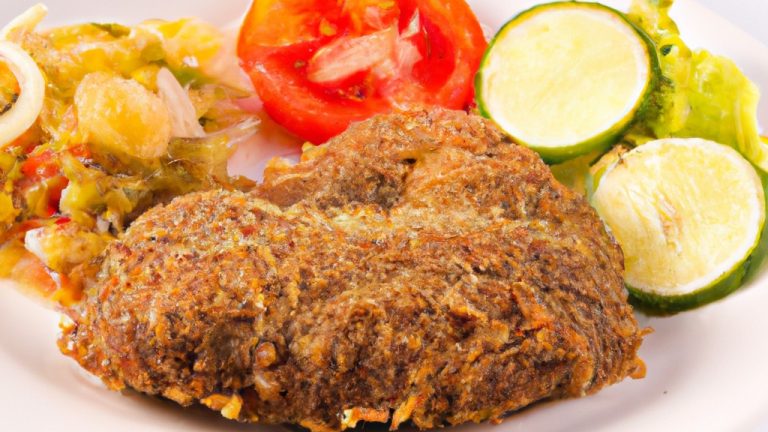 Foto de um filé de peixe temperado com sal grosso, salsinha, pimenta-do-reino, páprica, azeite e limão em uma travessa branca.