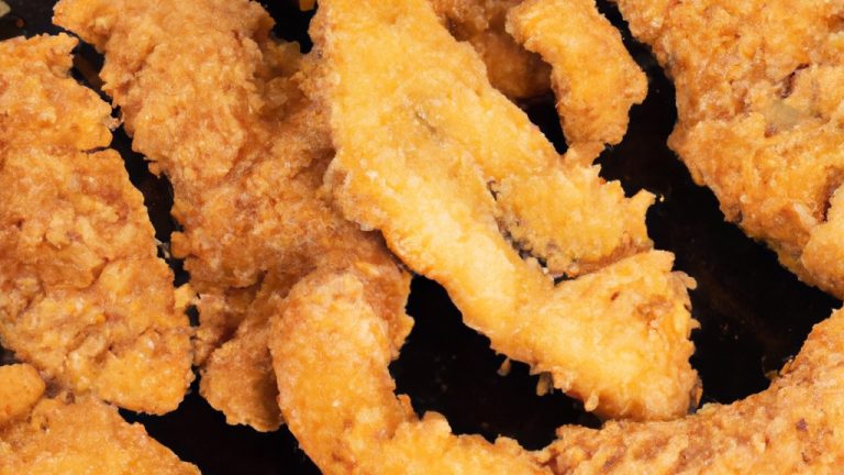 Filé de pescada crocante e dourado cozido na Airfryer. O peixe é empanado em uma mistura de farinha, especiarias e ervas, resultando em um exterior crocante e um interior suculento e macio.