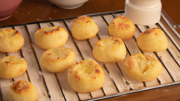 Imagem de uma focaccia recém-assada em uma Airfryer. A focaccia é polvilhada com parmesão ralado e tem uma crosta dourada crocante. O interior da focaccia é macio e fofo, com bolhas de ar visíveis.