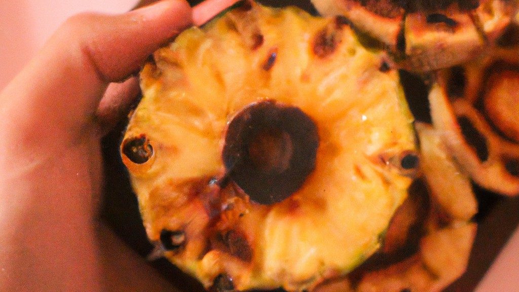 Imagem de uma fatia de folhado de abacaxi com coco, feito na airfryer. A massa folhada é dourada e crocante, e o recheio de abacaxi e coco é doce e suculento. O folhado é polvilhado com açúcar de confeiteiro para um toque final.