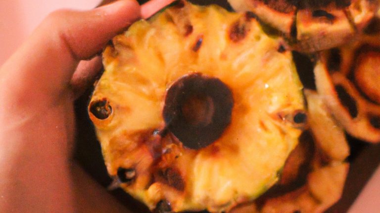 Imagem de uma fatia de folhado de abacaxi com coco, feito na airfryer. A massa folhada é dourada e crocante, e o recheio de abacaxi e coco é doce e suculento. O folhado é polvilhado com açúcar de confeiteiro para um toque final.