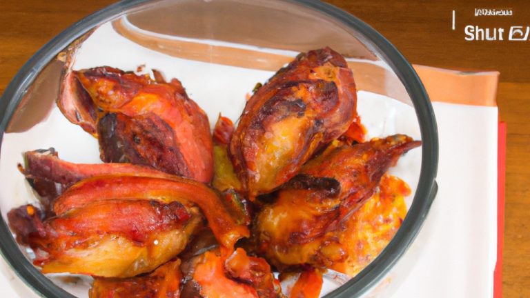 Imagem de frango assado com bacon em uma Airfryer. O frango é dourado e crocante, com pedaços de bacon por cima. O frango está em uma cesta Airfryer, com uma espátula ao lado.