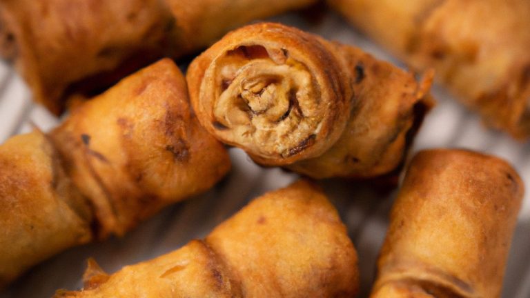 Frango Enrolado na Airfryer: uma receita fácil e deliciosa de frango suculento e saboroso enrolado em bacon e cozido na Airfryer até ficar crocante e dourado.
