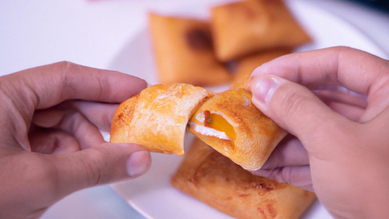 Imagem de um Hot Pocket sendo cozido em uma Air Fryer. O Hot Pocket está dourado e crocante, e a Air Fryer está posicionada em uma bancada de cozinha.