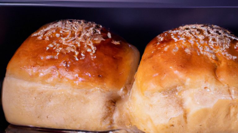 Imagem de um lanche de pão de forma preparado na Airfryer, com recheio de queijo derretido e presunto. O lanche está cortado ao meio, revelando o interior crocante e dourado.
