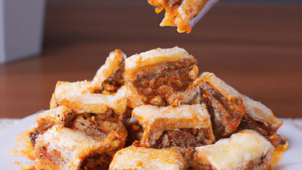 Imagem de uma lasanha cozida em uma Airfryer, com camadas visíveis de massa, queijo, carne moída e molho de tomate.