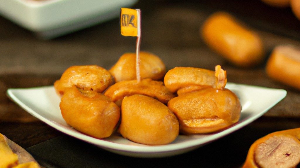 Imagem de uma linguiça calabresa frita ao ar com um ovo frito ao lado. A linguiça é marrom e crocante, e o ovo é amarelo e branco. A linguiça e o ovo estão em um prato branco.