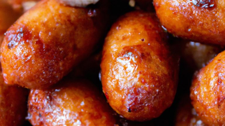 Imagem de linguiças defumadas grelhadas em uma Airfryer. As linguiças estão douradas e crocantes, com um leve toque de fumaça. Elas são servidas em um prato com fatias de pão e mostarda.