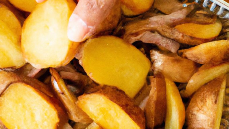 Imagem de um prato com lombo de porco e batatas assadas em uma airfryer. O lombo é dourado e suculento, e as batatas estão crocantes e douradas. A imagem captura o prato de um ângulo superior, mostrando a textura e a cor dos ingredientes.