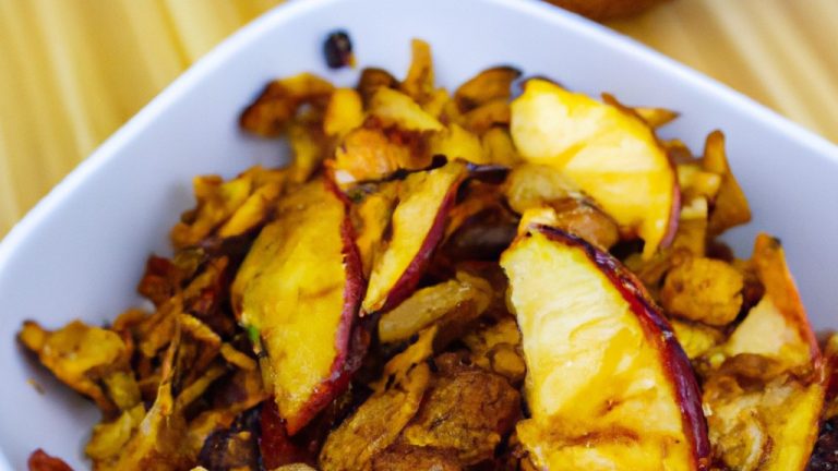 Imagem de uma maçã assada na Airfryer, servida com granola. A maçã é marrom-dourada e tem um recheio de granola crocante. A maçã está em um prato branco e o fundo é uma superfície de madeira.