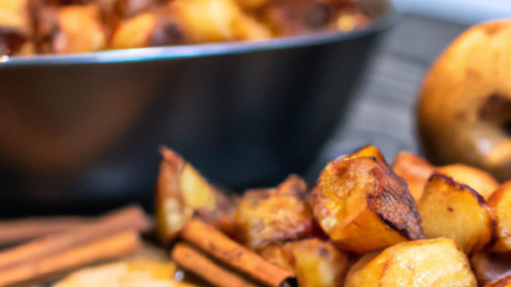 Imagem de uma maçã assada coberta com canela em uma cesta de Airfryer. A maçã está dourada e tem uma calda caramelizada escorrendo por cima.