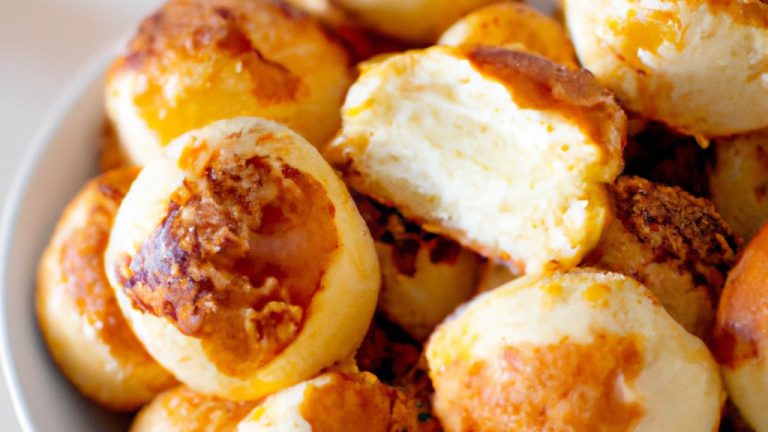 Imagem de uma maminha suculenta e dourada, cozida na Airfryer. A carne está coberta com uma manteiga derretida e temperada, e está servida em um prato com rodelas de limão.