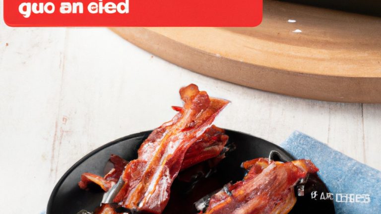 Foto de uma cesta de Airfryer cheia de mandioca cozida com tiras de bacon crocantes por cima. A mandioca está dourada e crocante por fora, enquanto por dentro é macia e fofa. As tiras de bacon são crocantes e salgadas, adicionando um sabor saboroso ao prato.