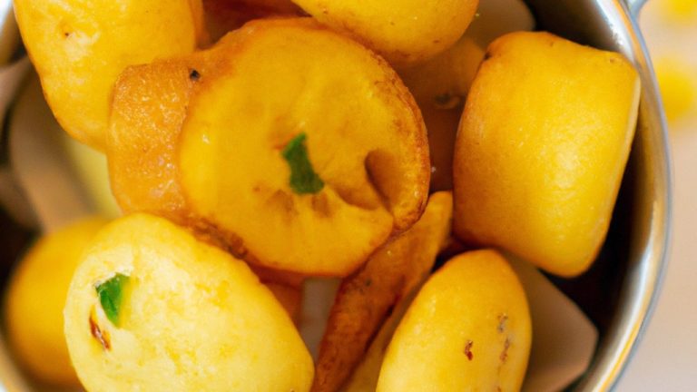 Imagem de mandioquinhas cortadas em palitos, douradas e crocantes, servidas em um prato. As mandioquinhas foram preparadas na Airfryer, uma fritadeira sem óleo, e estão acompanhadas de um molho de tomate ao lado.