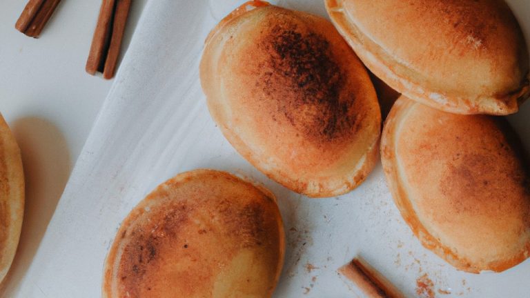 Imagem de uma massa de pastel frita na airfryer, polvilhada com açúcar e canela. A massa está dourada e crocante, e o açúcar e a canela criam uma cobertura doce e aromática.