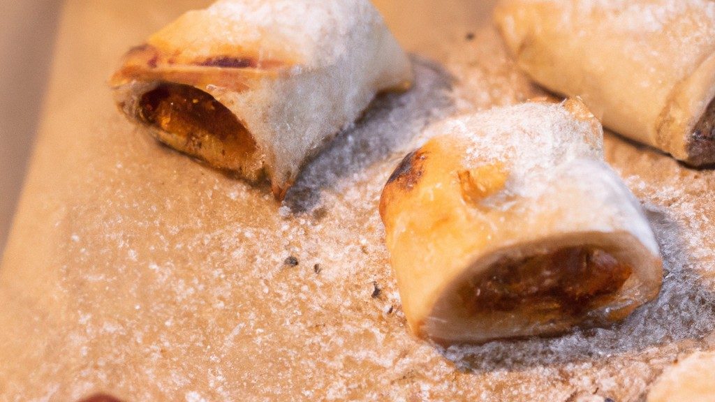 Imagem de massa folhada crocante assada na Airfryer, recheada com fatias de banana caramelizadas e polvilhada com açúcar de confeiteiro.