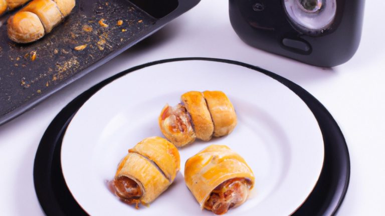 Foto de mini pizzas enroladas em uma cesta de fritadeira. As pizzas são cobertas com queijo derretido, pepperoni e azeitonas.