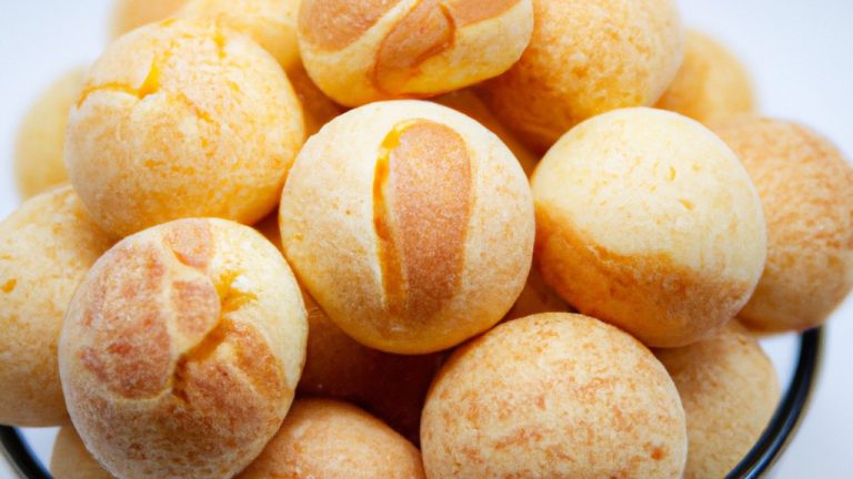 Imagem de mini pães de queijo crocantes e dourados, feitos na Airfryer. Esses aperitivos caseiros são pequenos, redondos e têm uma crosta crocante com um interior macio e queijo. Eles são perfeitos para lanches, festas ou acompanhamentos.